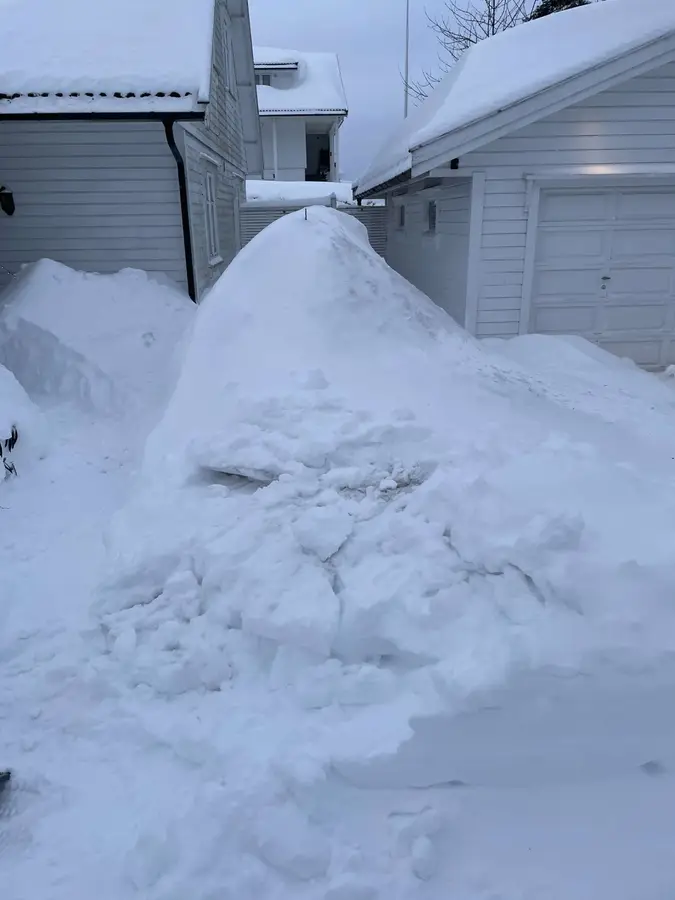 Bil begravd i snø, før graving